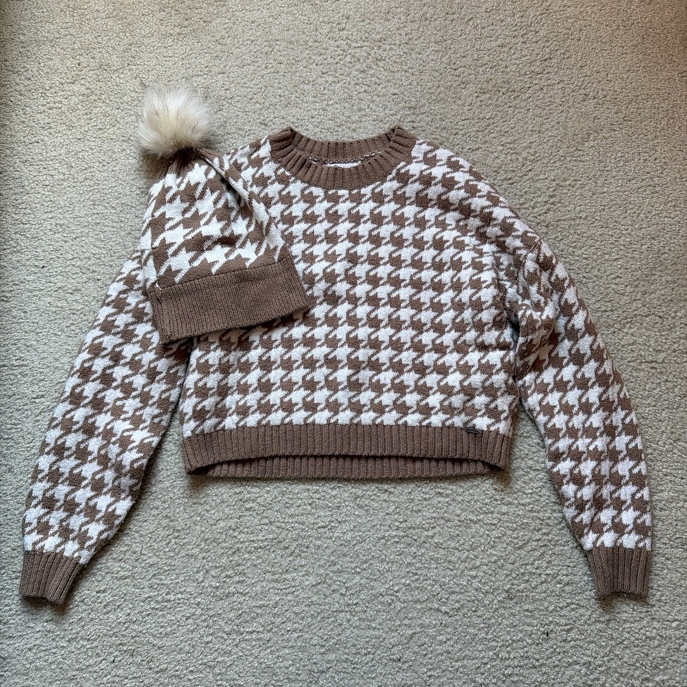 Hollister Brown and White Houndstooth Sweater